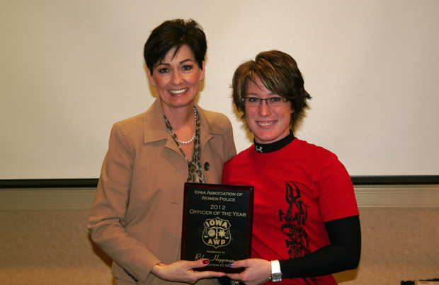 2012 Officer of the Year Award winner Robyn with presenter Kim Reynolds, Lieutenant Governor of Iowa